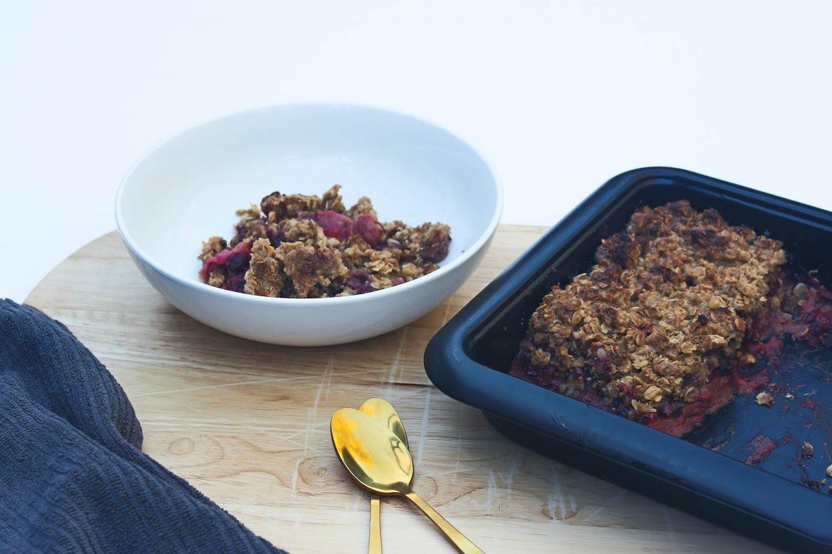 wholefood-apple-rhubarb-crumble-glutenfree-dairyfree-wholesome-heart